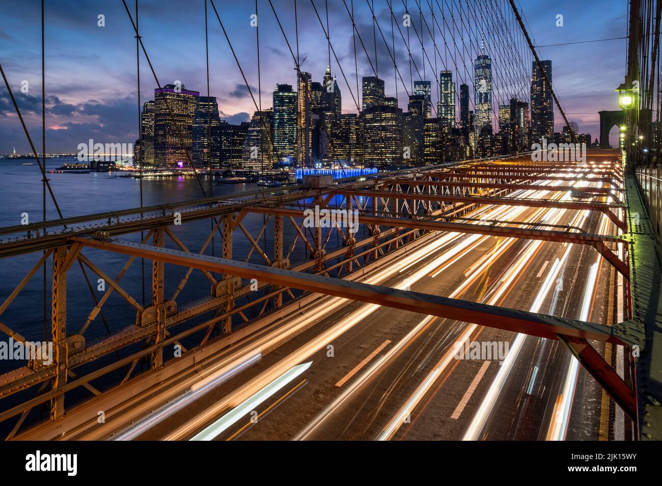 Trafic traversant le pont de Brooklyn et les gratte-ciel de Manhattan la nuit, Manhattan, New York, États-Unis d'Amérique, Amérique du Nord Banque D'Images