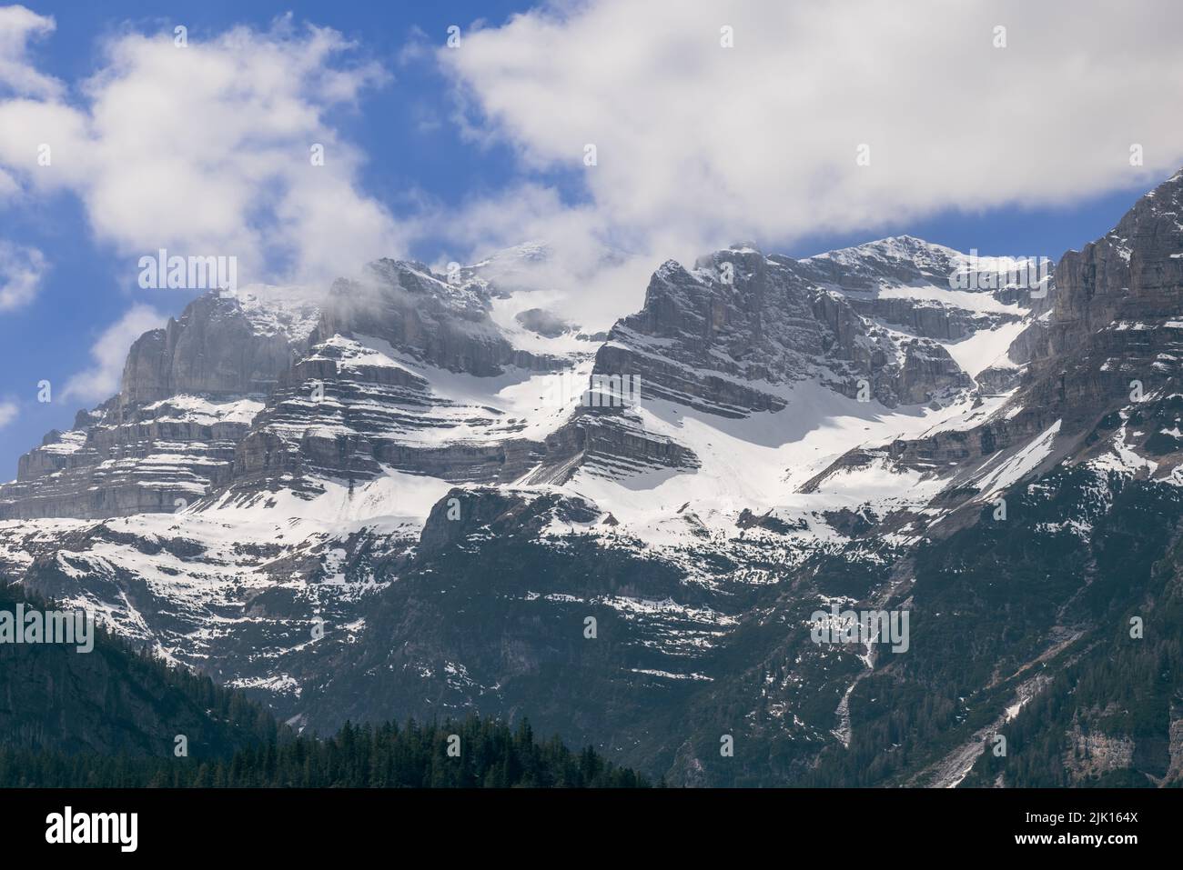 Couches rocheuses montagneuses superbement visibles de sommets alpins couverts de neige, ville d'Anaunia, Trentin, Italie Banque D'Images