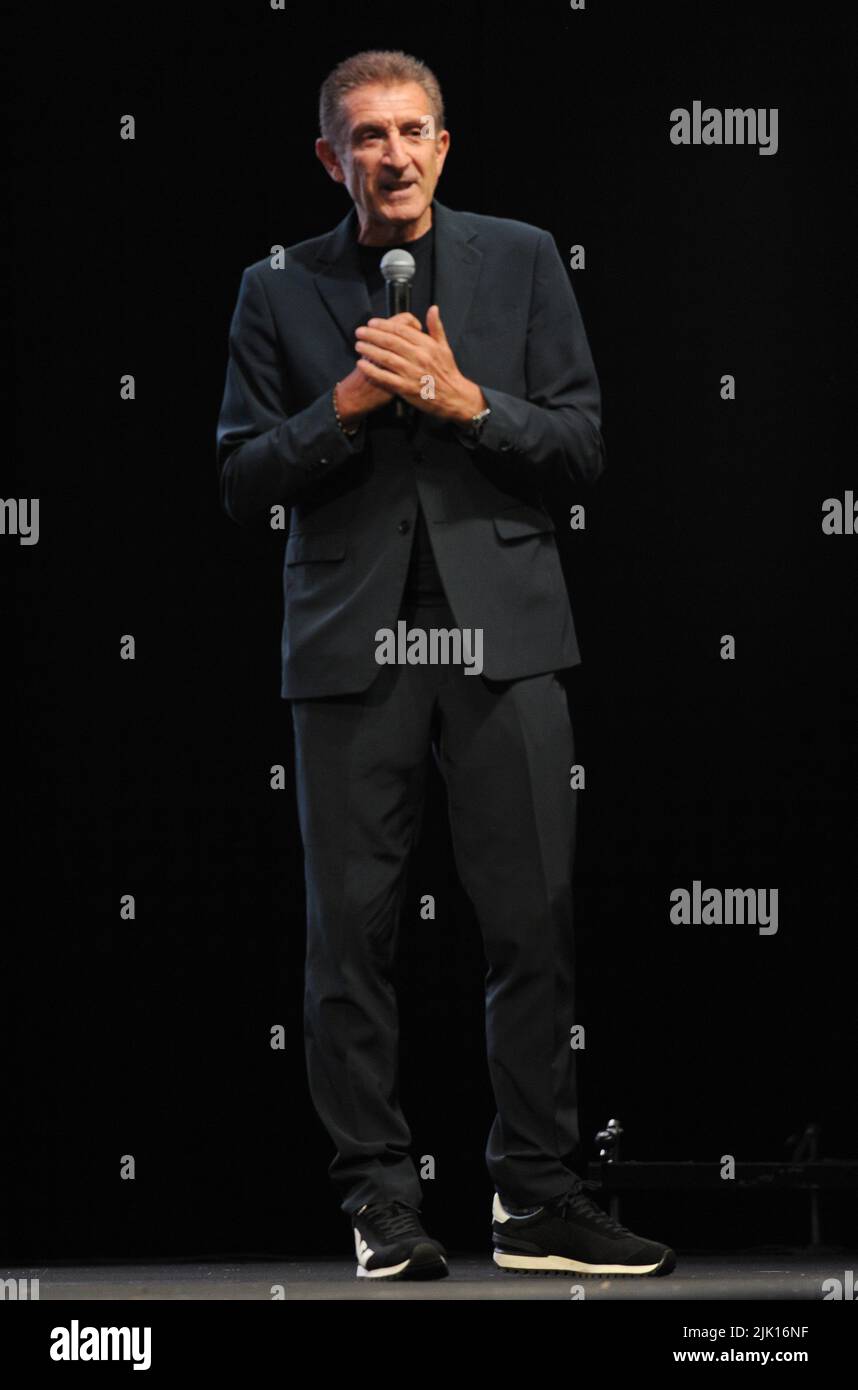 13 juillet 2022, Sarno, Naples, Italie : le XXII prix Massimo Troisi a été décerné à Ezio Greggio et remis par le maire de San Giorgio a Cr œGiorgio Zinnoâ€ à la fin des innombrables croquis de la scène de Villa Bruno. (Credit image: © Bruno Fontanarosa/Pacific Press via ZUMA Press Wire) Banque D'Images