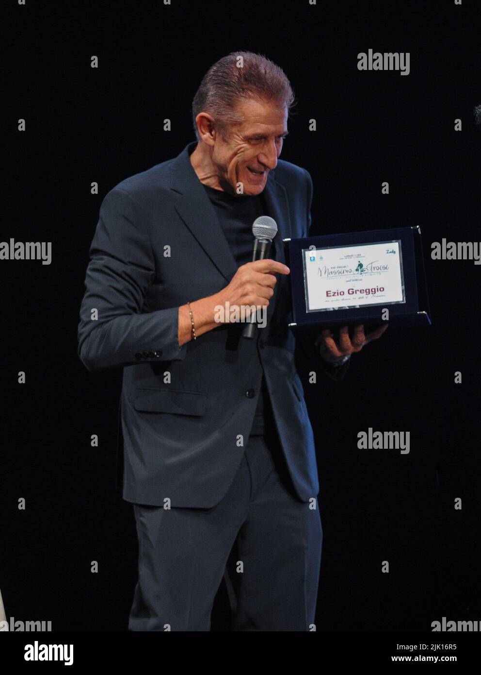 13 juillet 2022, Sarno, Naples, Italie : le XXII prix Massimo Troisi a été décerné à Ezio Greggio et remis par le maire de San Giorgio a Cr œGiorgio Zinnoâ€ à la fin des innombrables croquis de la scène de Villa Bruno. (Credit image: © Bruno Fontanarosa/Pacific Press via ZUMA Press Wire) Banque D'Images