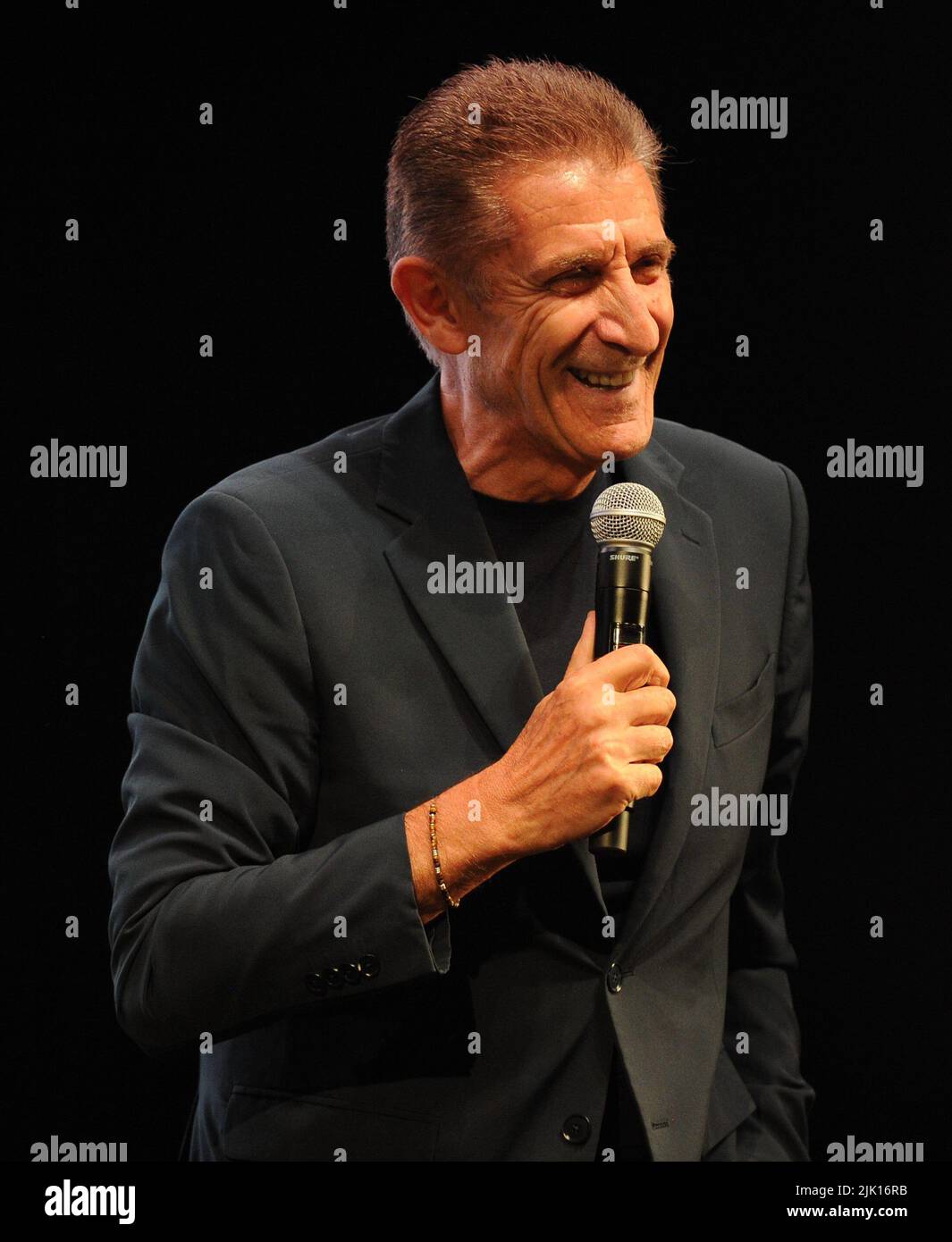 13 juillet 2022, Sarno, Naples, Italie : le XXII prix Massimo Troisi a été décerné à Ezio Greggio et remis par le maire de San Giorgio a Cr œGiorgio Zinnoâ€ à la fin des innombrables croquis de la scène de Villa Bruno. (Credit image: © Bruno Fontanarosa/Pacific Press via ZUMA Press Wire) Banque D'Images