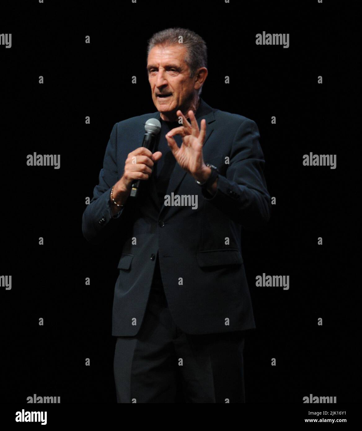 13 juillet 2022, Sarno, Naples, Italie : le XXII prix Massimo Troisi a été décerné à Ezio Greggio et remis par le maire de San Giorgio a Cr œGiorgio Zinnoâ€ à la fin des innombrables croquis de la scène de Villa Bruno. (Credit image: © Bruno Fontanarosa/Pacific Press via ZUMA Press Wire) Banque D'Images