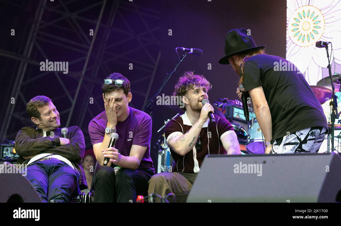 READING, BERKSHIRE, ROYAUME-UNI. 25 juillet 2022 : Dermot O'Leary, Matt Richardson, Tom Grennan et Keith Lemon lors d'un croquis humoristique sur scène au Flackstock Festival à Reading, Berkshire, Angleterre. Credit: S.A.M./Alay Live News Banque D'Images