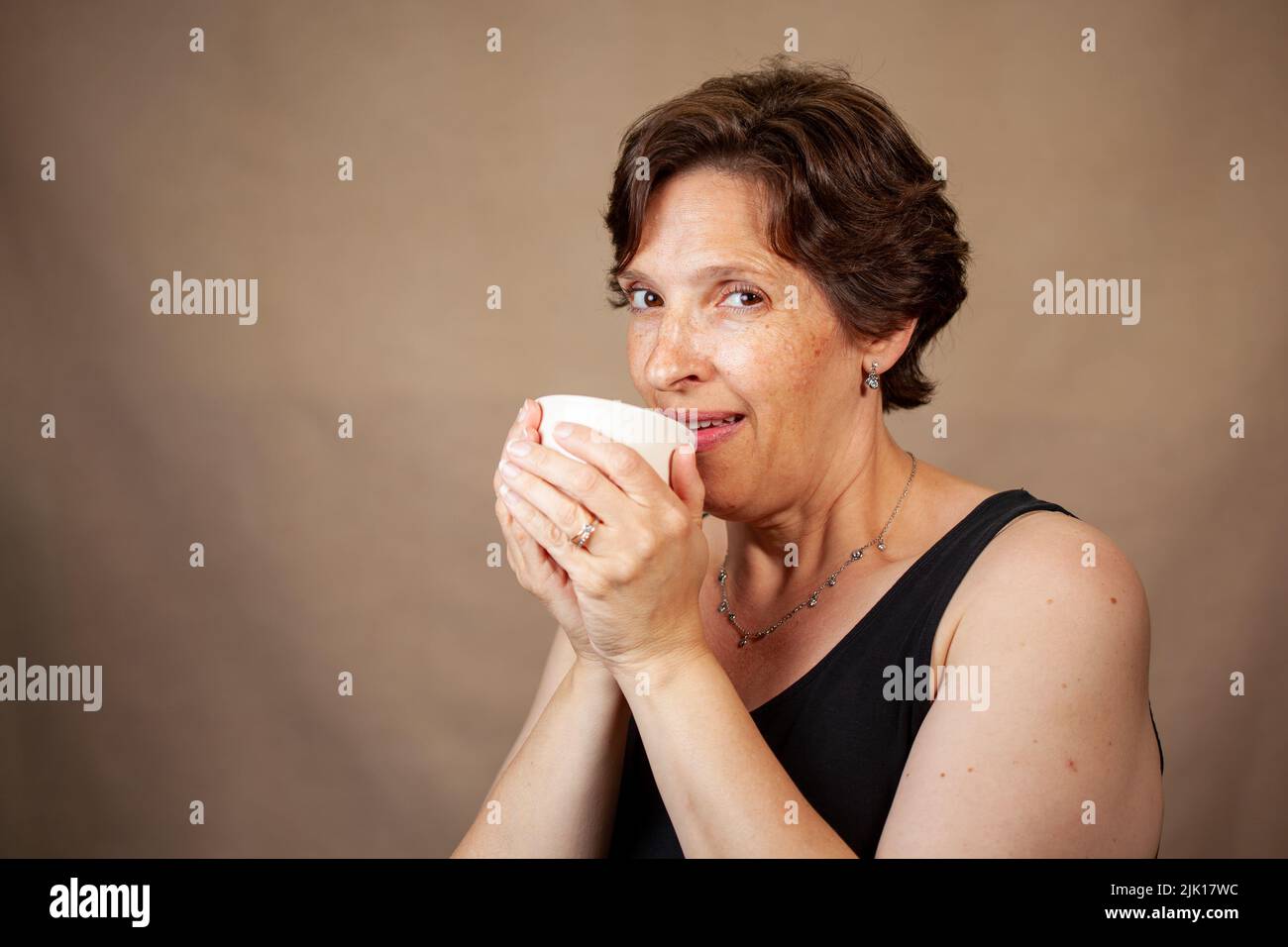 Femme appréciant une bonne tasse de café Banque D'Images