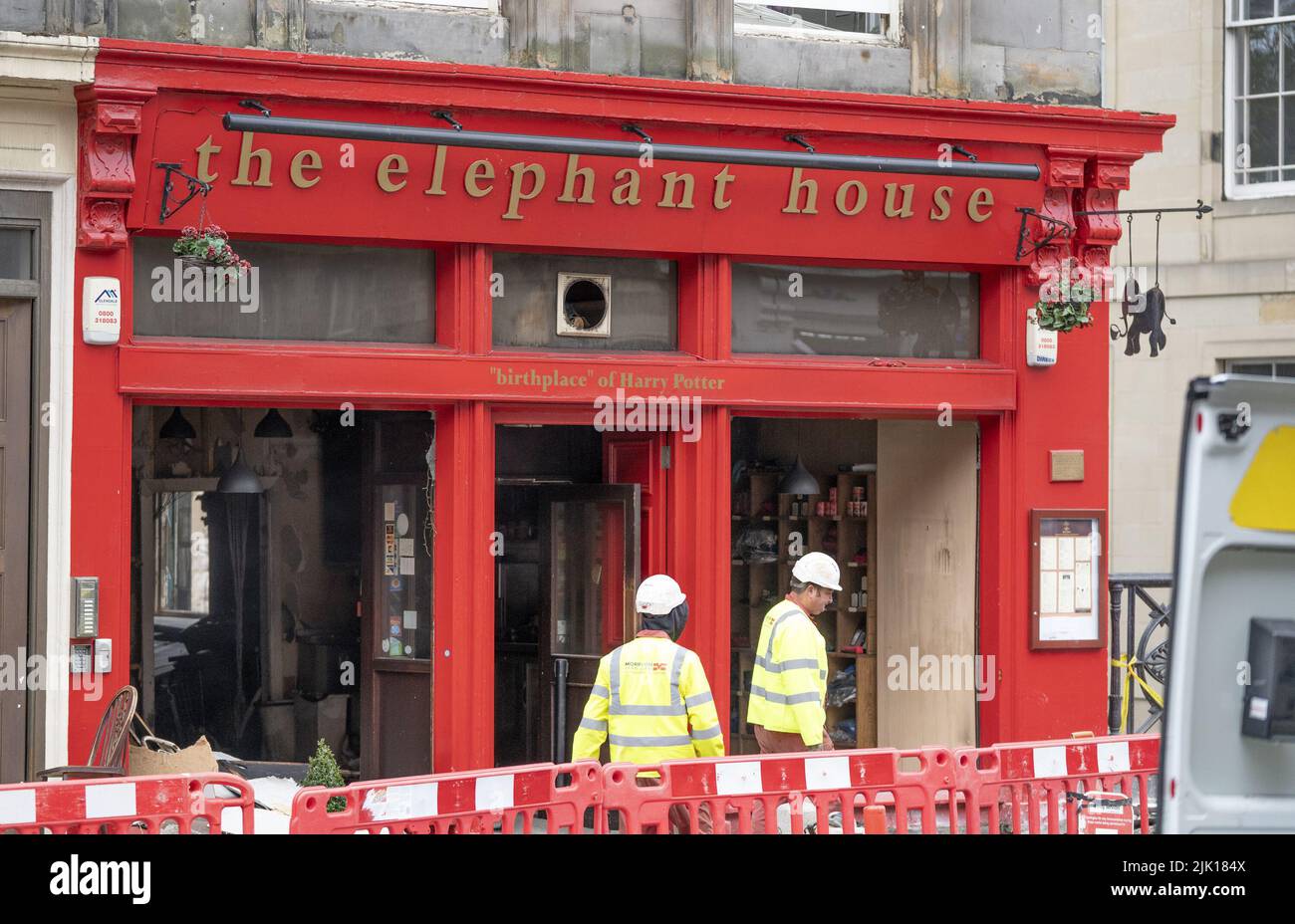 Photo du dossier datée du 26/08/01 de l'Elephant House Cafe où JK Rowling a écrit son premier roman Harry Potter, sur le pont George IV d'Édimbourg, après qu'un incendie a éclaté dans la pâtisserie voisine Valérie, dans les premières heures de 24 août 2021. Le propriétaire du café David Taylor, dit qu'il n'est pas en mesure d'ouvrir le célèbre café parce que la compagnie qui possède le bâtiment est entrée en liquidation peu après l'incendie l'année dernière. Date de publication : vendredi 29 juillet 2022. Banque D'Images