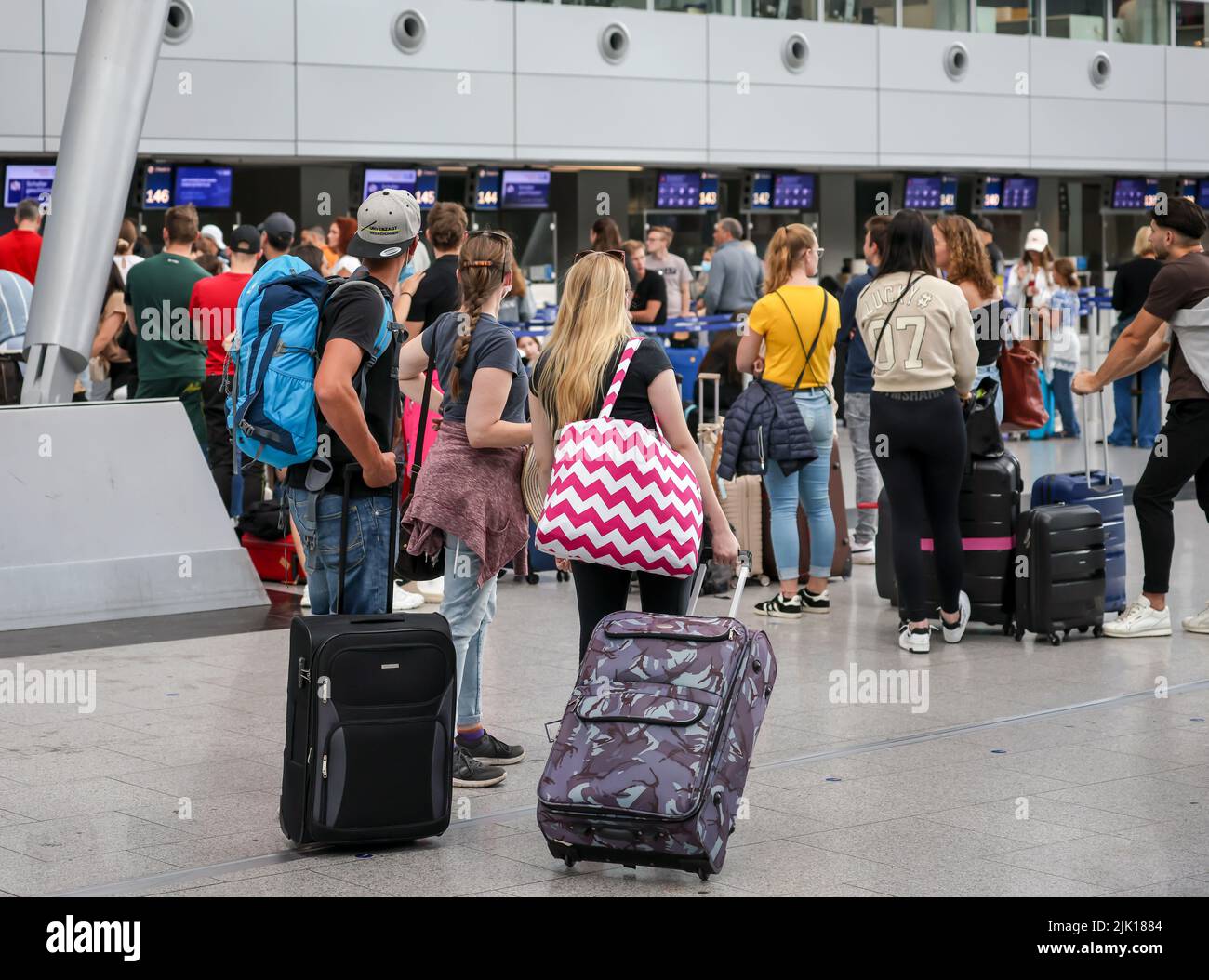 Düsseldorf, Rhénanie-du-Nord-Westphalie, Allemagne - aéroport de Düsseldorf, les vacanciers se tiennent avec leurs valises au comptoir d'enregistrement le jour de l'avertissement Banque D'Images