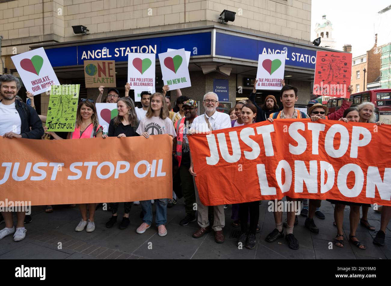 Sur 23 juillet 2022, un certain nombre d'activistes du climat et de la justice sociale se sont réunis dans de petits essaims partout à Londres et ils ont ensuite convergé sur le Parlement Squar Banque D'Images