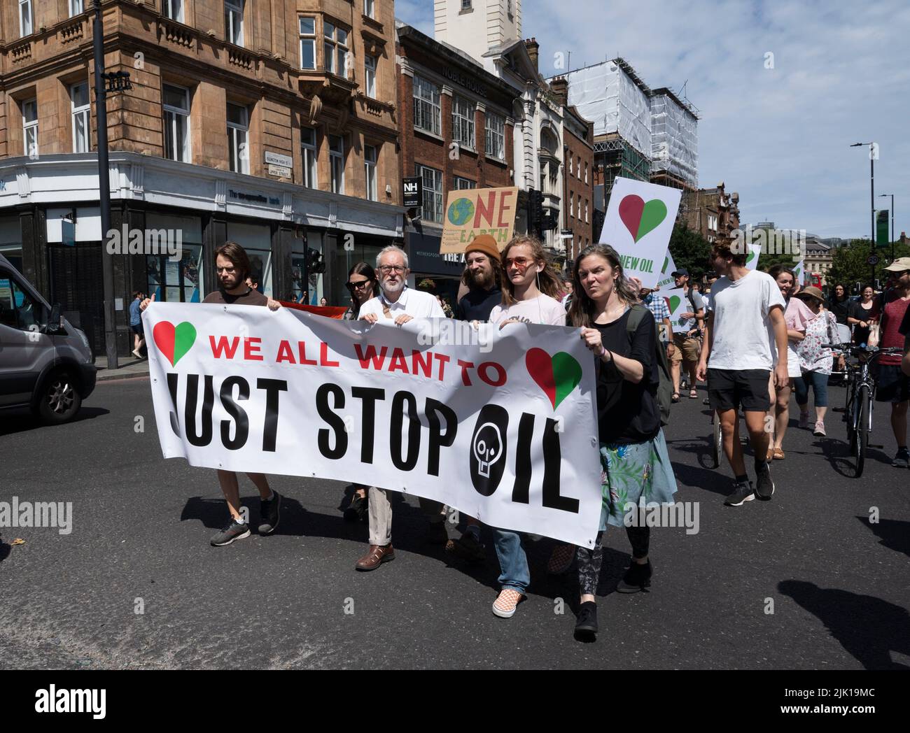 Sur 23 juillet 2022, un certain nombre d'activistes du climat et de la justice sociale se sont réunis dans de petits essaims partout à Londres et ils ont ensuite convergé sur le Parlement Squar Banque D'Images