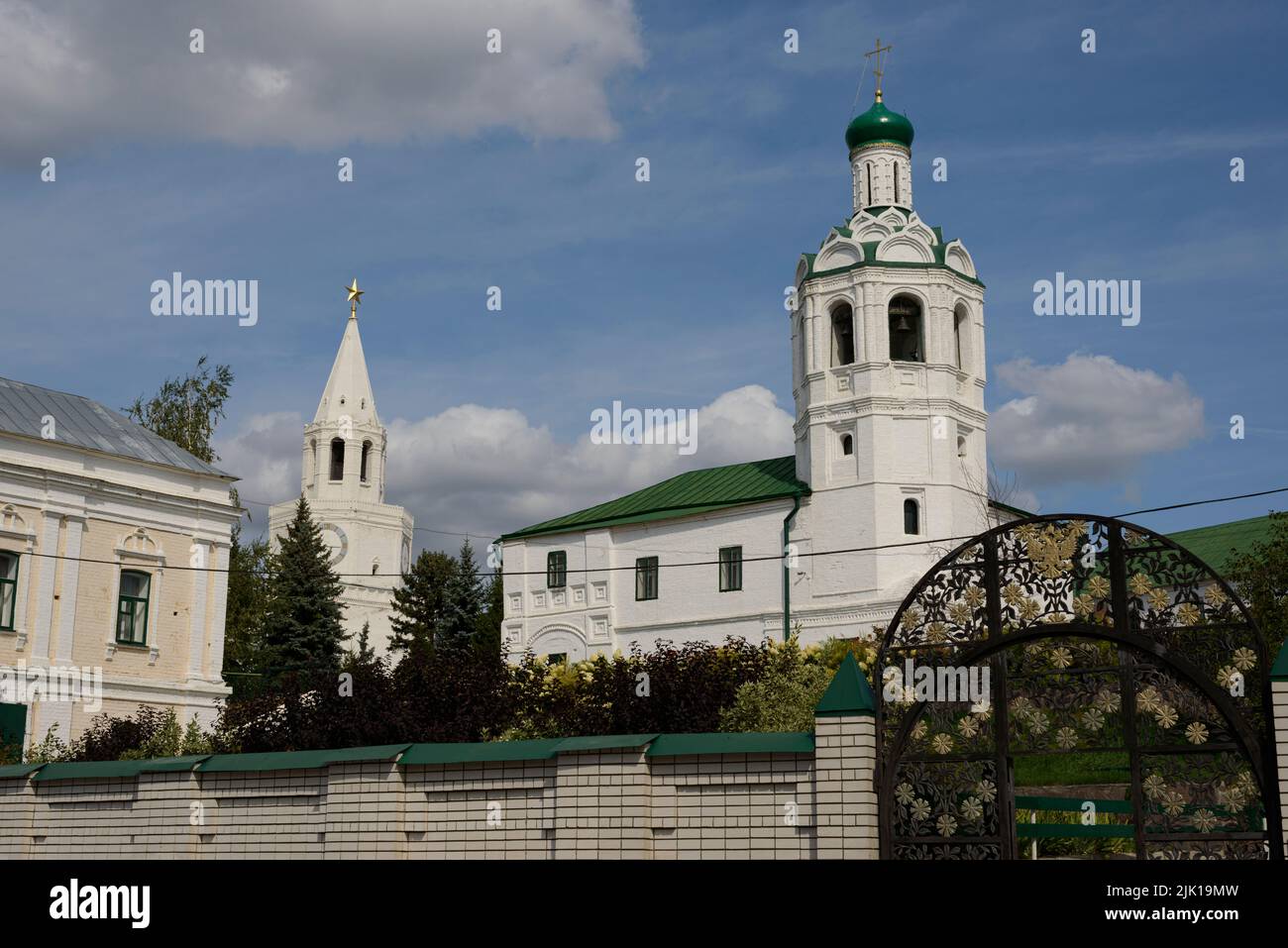 Le monastère Saint-Jean-Baptiste et la tour Spasskaya du Kremlin de Kazan en arrière-plan. Kazan Banque D'Images