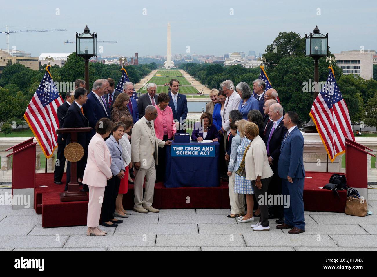 Washington, États-Unis. 29th juillet 2022. Nancy Pelosi (D-CA), Présidente de la Chambre des États-Unis, et des membres du Congrès, signe la loi SUR les JETONS et la science Acton, la terrasse du Haut-Ouest sur la colline du Capitole, à Washington, sur 29 juillet 2022. Photo par Yuri Gripas/ABACAPRESS.COM crédit: Abaca Press/Alay Live News Banque D'Images