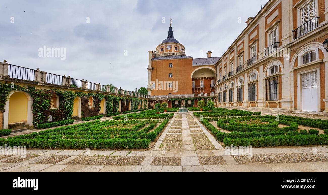 Jardins du palais royal d'Aranjuez dans un ciel nuageux de printemps. Madrid. Banque D'Images