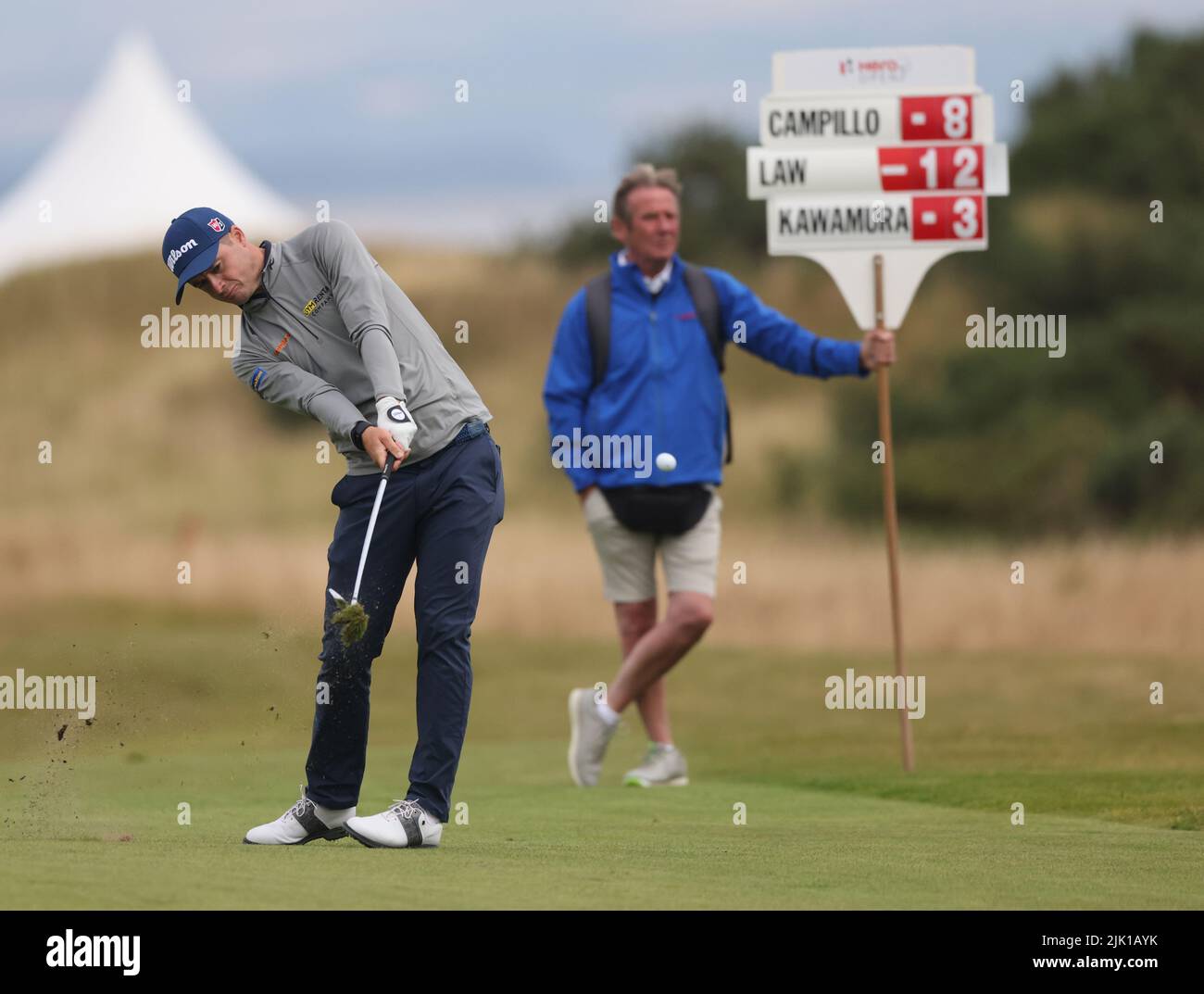 29th juillet 2022 ; Fairmont St. Andrews Resort, Fife, Écosse ; European PGA Golf Tour, The Hero 2022, jour 2 : David Law SCO joue son tir de 2nd sur le green back 1st neuf de son tour de 2nd Banque D'Images