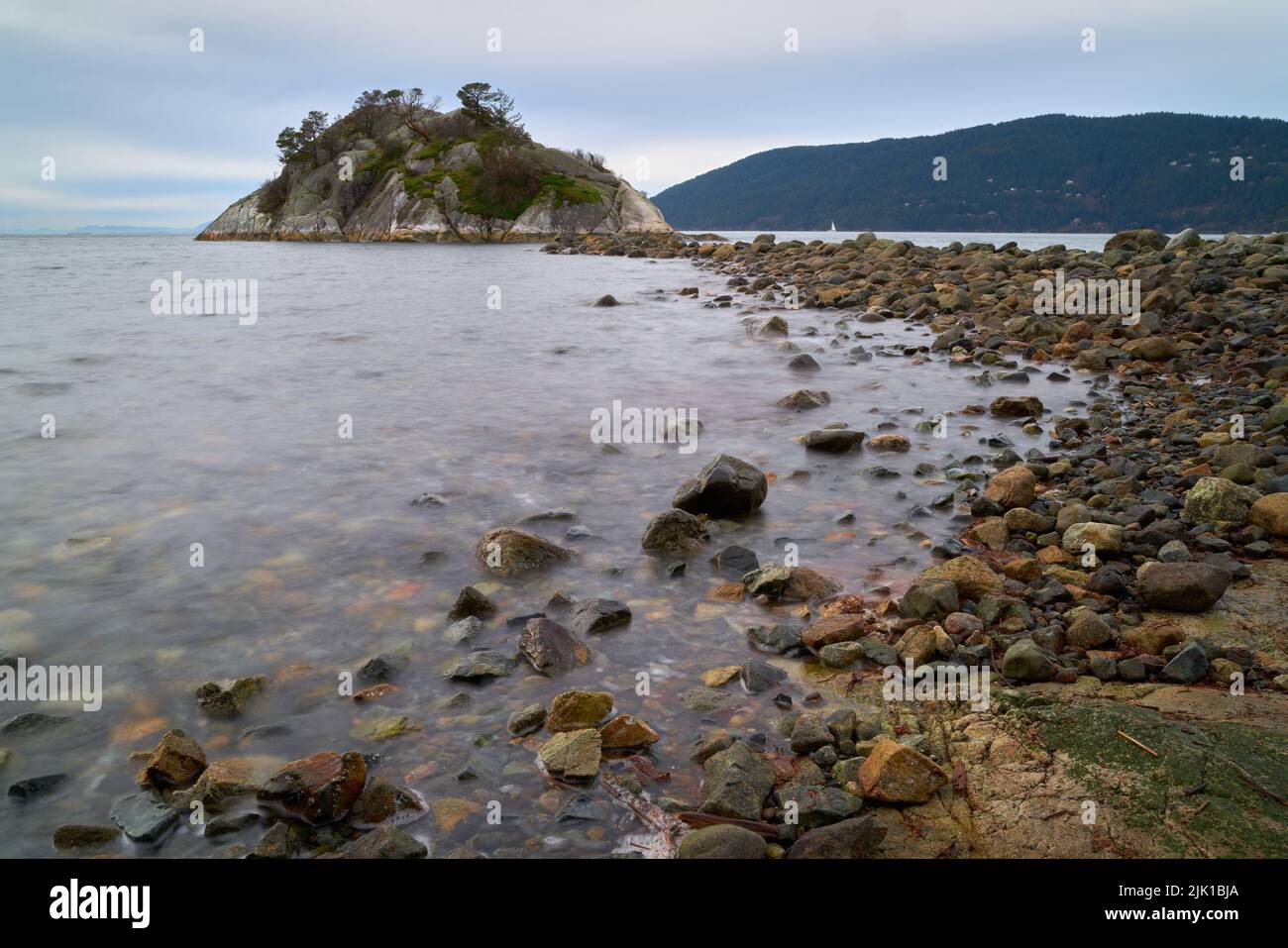 Whytecliff Island West Vancouver C.-B. L'île de Whyte, dans le parc Whytecliff, est accessible pour l'escalade et l'exploration à marée basse. West Vancouver, British Co Banque D'Images