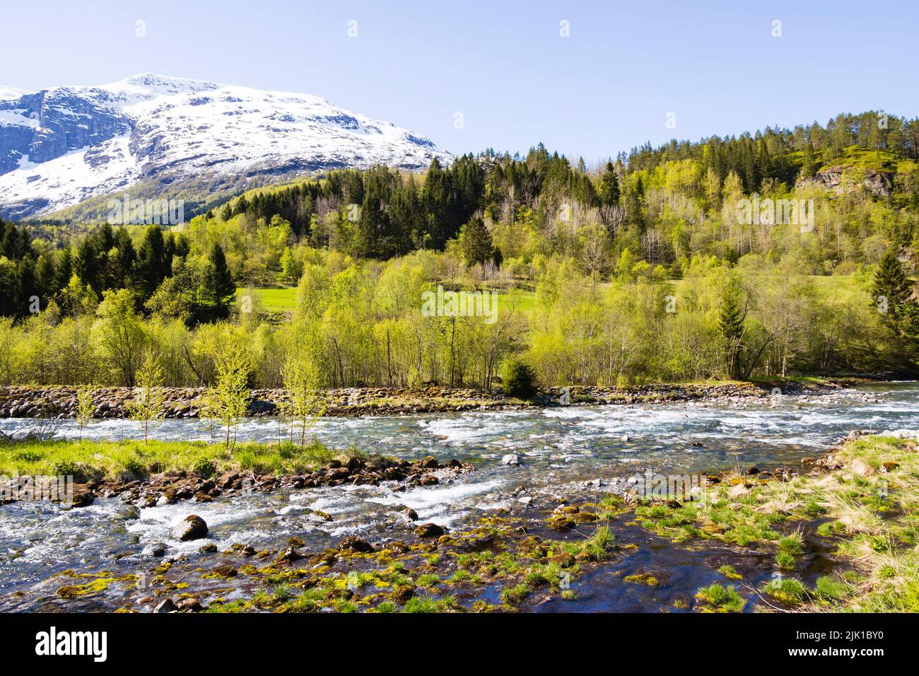 Rivière glaciaire de fonte du glacier de Kjenndal, Norvège Banque D'Images