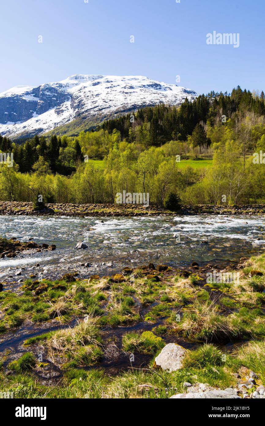 Rivière glaciaire de fonte du glacier de Kjenndal, Norvège Banque D'Images