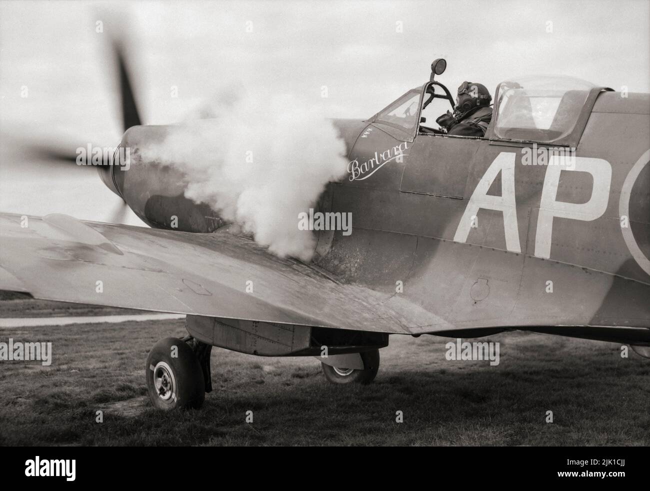 Supermarine Spitfire Mark XIV de l'escadron n° 350 (belge) RAF, en démarrage à Lympne, Kent, pour une sortie matinale au-dessus de la Hollande. L'avion porte toujours les codes d'unité du RAF de l'escadron no 130, ayant récemment été transféré de cette unité. Le Spitfire était un avion de chasse britannique à siège unique utilisé par la Royal Air Force et d'autres pays alliés avant, pendant et après la Seconde Guerre mondiale De nombreuses variantes du Spitfire ont été construites, en utilisant plusieurs configurations d'aile. C'était le seul chasseur britannique produit en permanence tout au long de la guerre. Banque D'Images