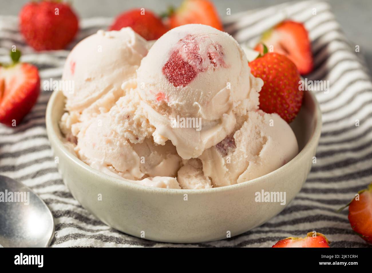 Crème glacée à la fraise biologique maison dans un bol Banque D'Images