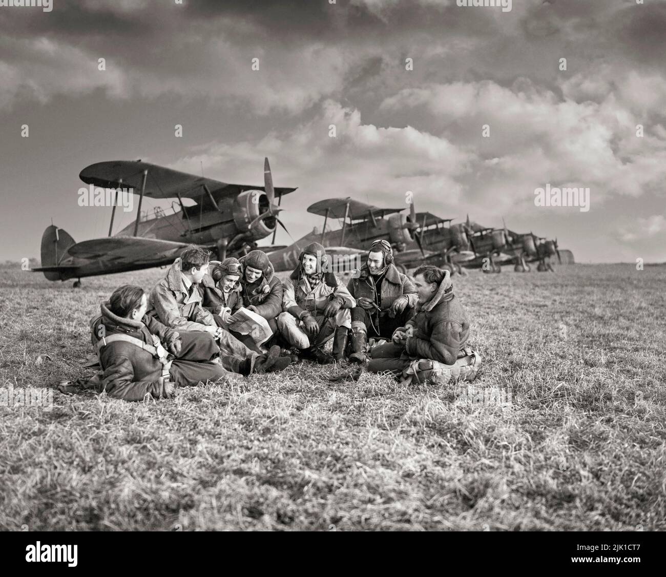 Les pilotes du RAF de l'escadron n° 615 se sont rassemblés devant leur Gladiateur Gloster Mark IIS à Vitry, dans le nord de la France. Le Gladiateur Gloster était un chasseur biplan de construction britannique utilisé par la Royal Air Force (RAF) et le Fleet Air Arm (FAA) à la fin de 1930s. Il s'agissait du dernier avion de chasse biplan de la RAF, rendu obsolète par les nouveaux modèles monoplan, alors même qu'il était en cours d'introduction, il a vu l'action dans presque tous les théâtres pendant la Seconde Guerre mondiale. Banque D'Images
