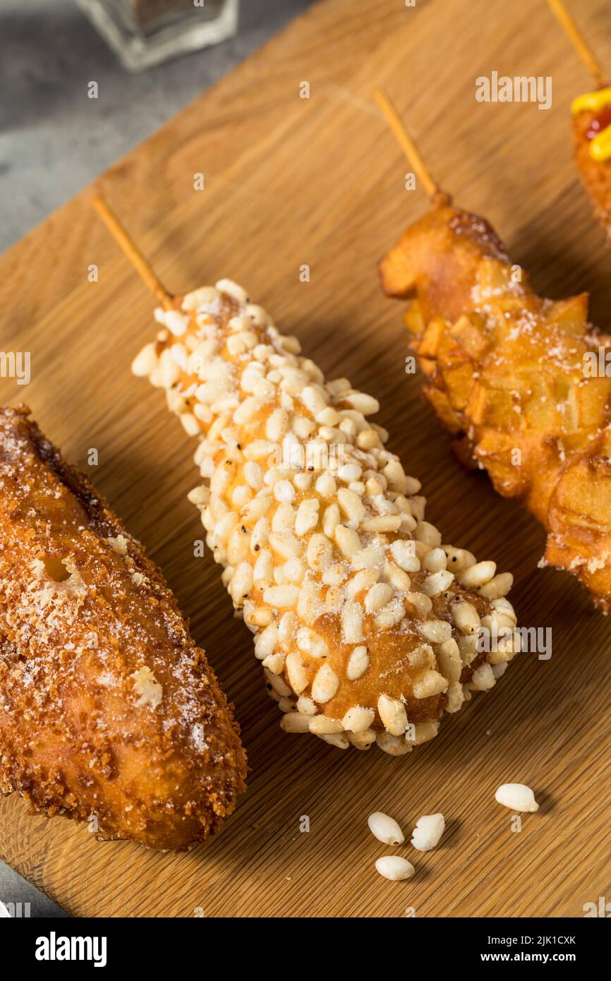 Chien de maïs coréen frit maison avec pommes de terre et garnitures de riz Banque D'Images