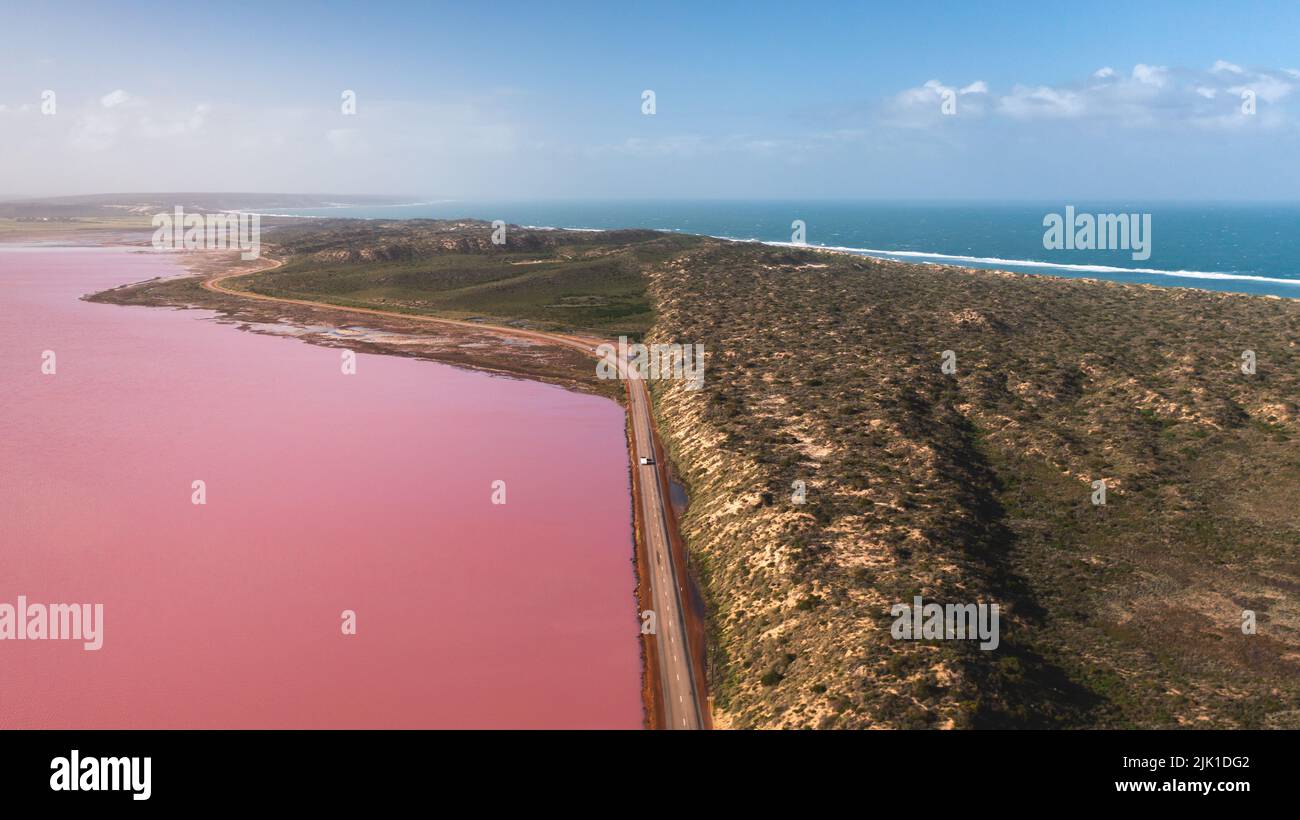 Image aérienne du lac Rose et de l'océan bleu à Port Gregory, Australie occidentale Banque D'Images