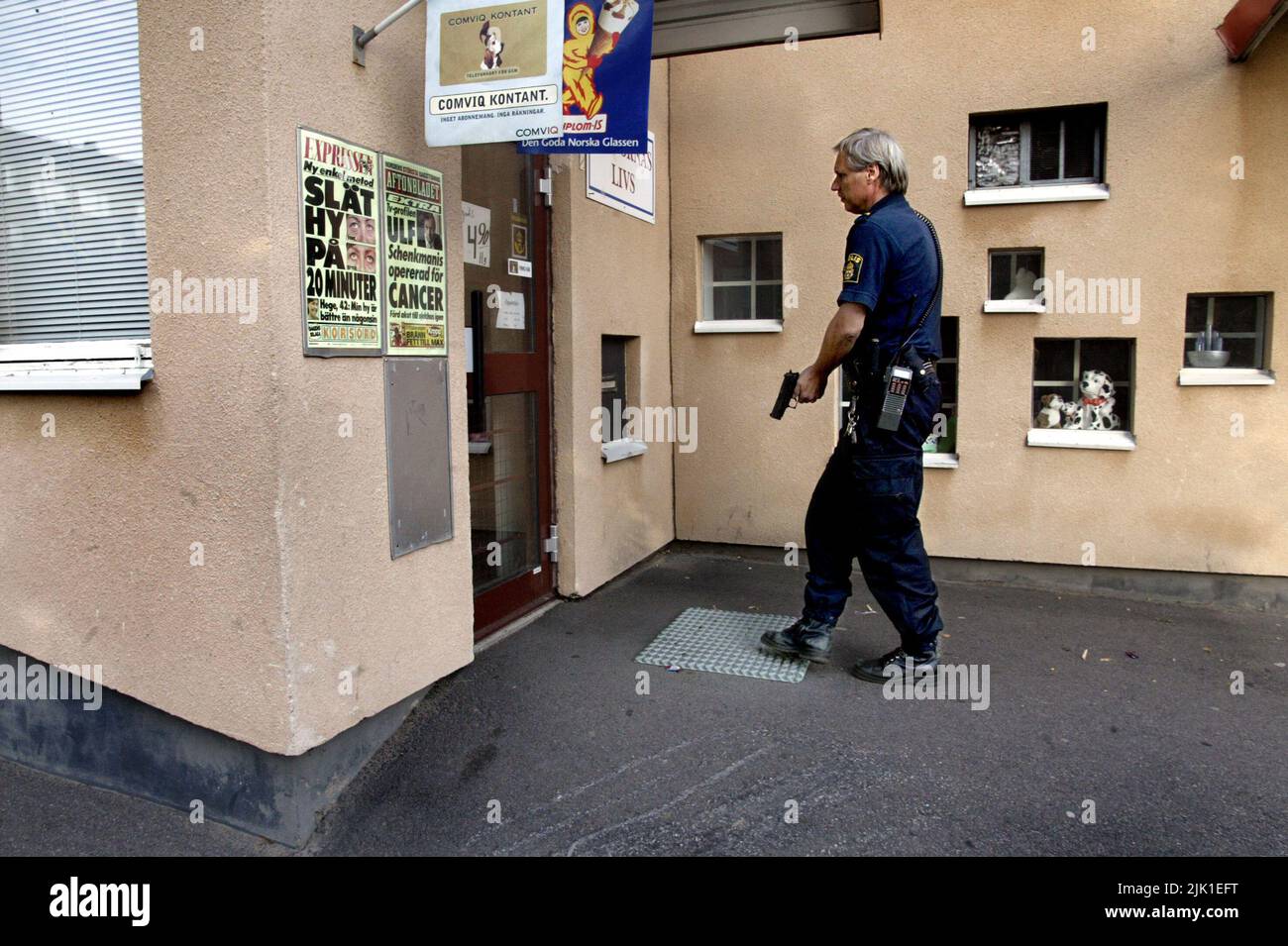 Police offense avec un fusil tiré au cours d'un vol présumé contre un kisok, Motala, Suède. Banque D'Images