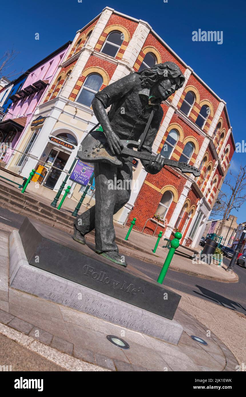 Irlande, Comté de Donegal, Ballyshannon, sculpture du feu guitariste irlandais Rory Gallagher par l'artiste écossais David Annand terminée en 2010. Banque D'Images