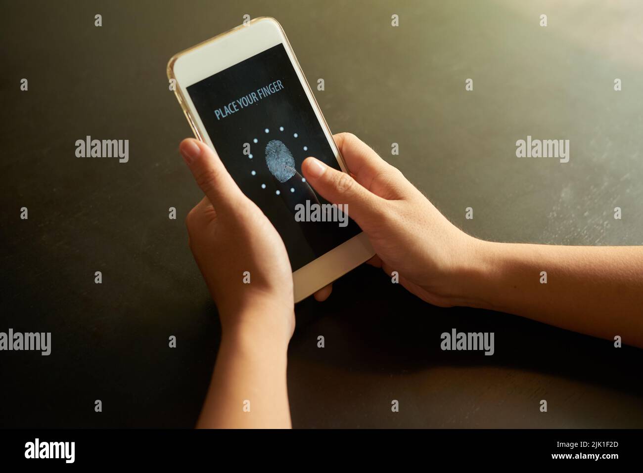 Mains de la personne touchant l'écran du smartphone pour idedication Banque D'Images