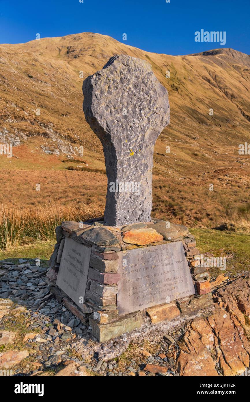 Irlande, Comté de Mayo, Doo Lough, Croix commémorative de la famine commémorant un événement sur 31 mars 1849 où de nombreuses personnes affamées ont été contraintes de marcher vingt miles ou plus par mauvais temps de Louisburgh à Delphes Lodge pour assister à une inspection et obtenir le soulagement de la famine. Banque D'Images