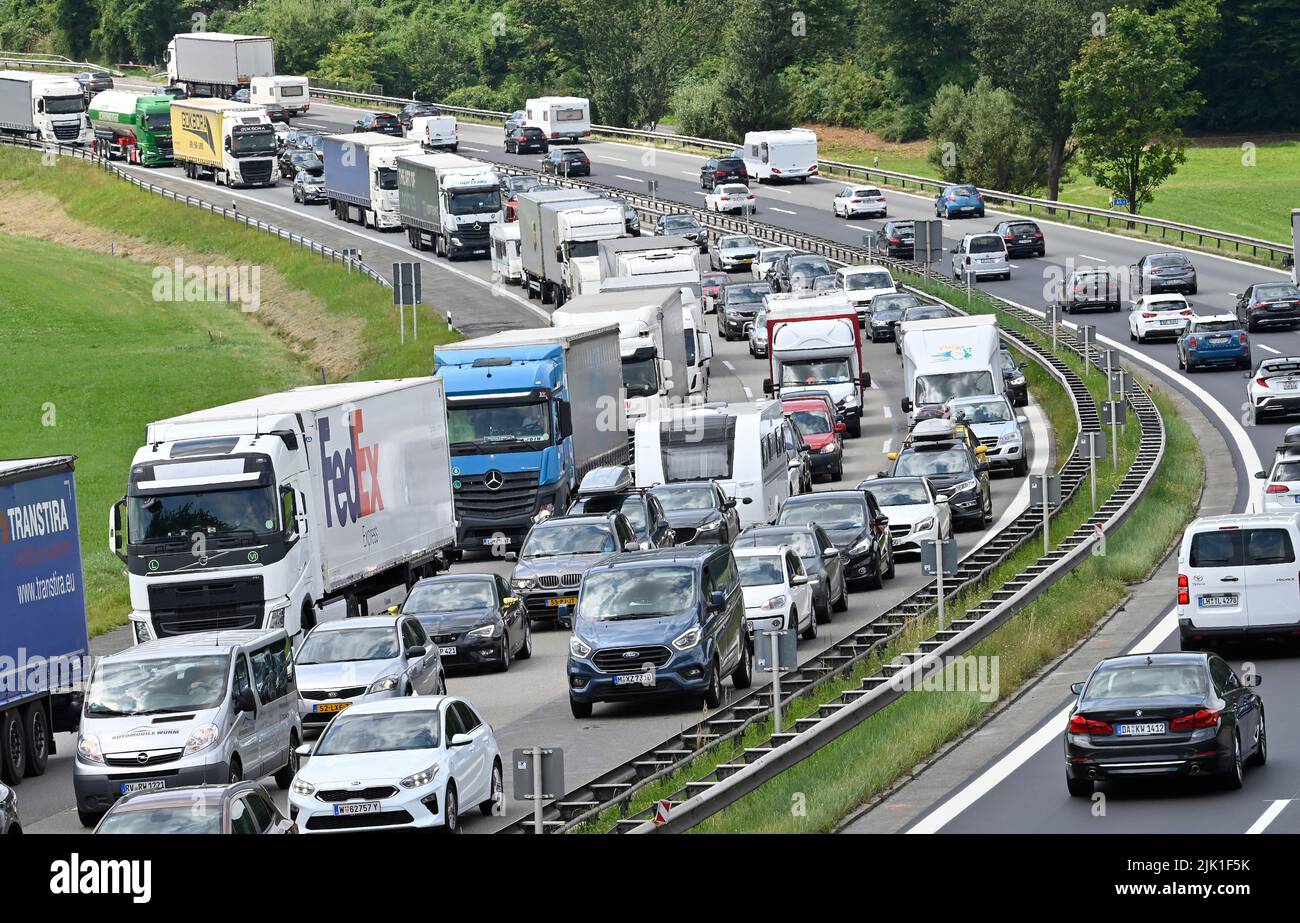 Dettendorf, Allemagne. 29th juillet 2022. Des véhicules sont bloqués sur l'autoroute A8 de Munich vers Salzbourg dans le quartier de Rosenheim. Crédit: Uwe Lein/dpa crédit: Uwe Lein/dpa/Alay Live News Banque D'Images
