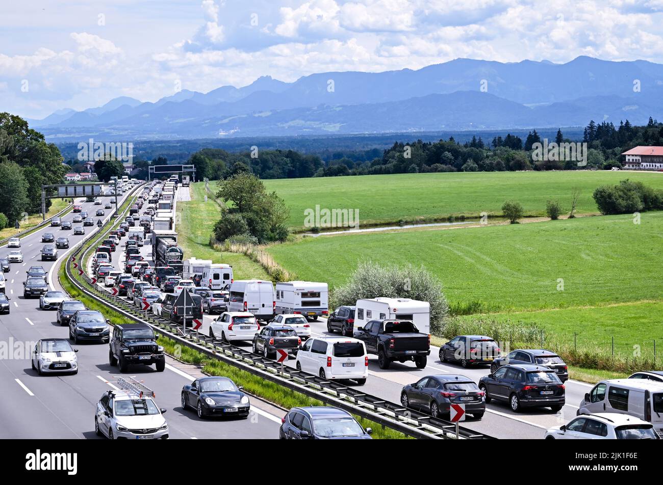 Dettendorf, Allemagne. 29th juillet 2022. Les véhicules s'accumulent sur l'autoroute A8 de Munich vers Salzbourg dans le quartier de Rosenheim, sur fond de montagnes de Chiemgau. Crédit: Uwe Lein/dpa crédit: Uwe Lein/dpa/Alay Live News Banque D'Images