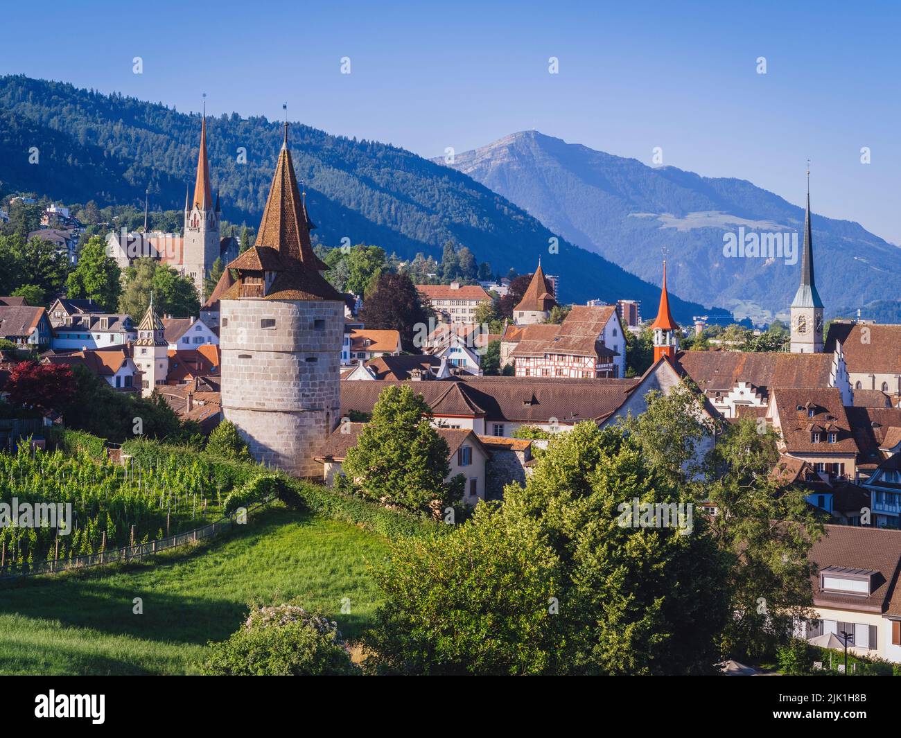 Belle ville de Zug dans la région germanophone de la Suisse, prise en juin 2022. Banque D'Images