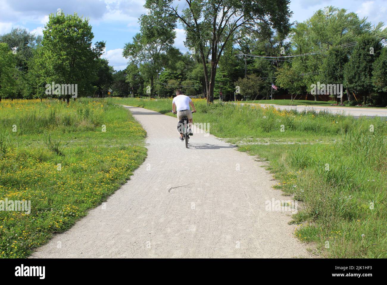 Homme à vélo sur le sentier de la rivière des Plaines, à Iroquois Woods, à des Park Ridge, Illinois Banque D'Images