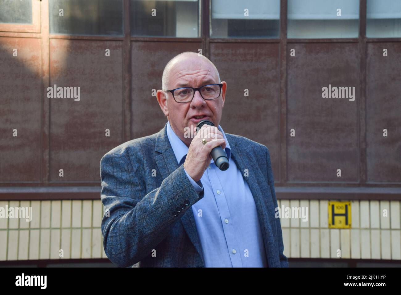 Le secrétaire général de l'UCF (Syndicat des travailleurs et travailleuses des communications), Dave Ward, parle pendant la grève à l'extérieur de la tour BT. Des milliers d'employés de BT et d'OpenReach ont organisé des présentations sur salaire. (Photo de Vuk Valcic / SOPA Images / Sipa USA) Banque D'Images