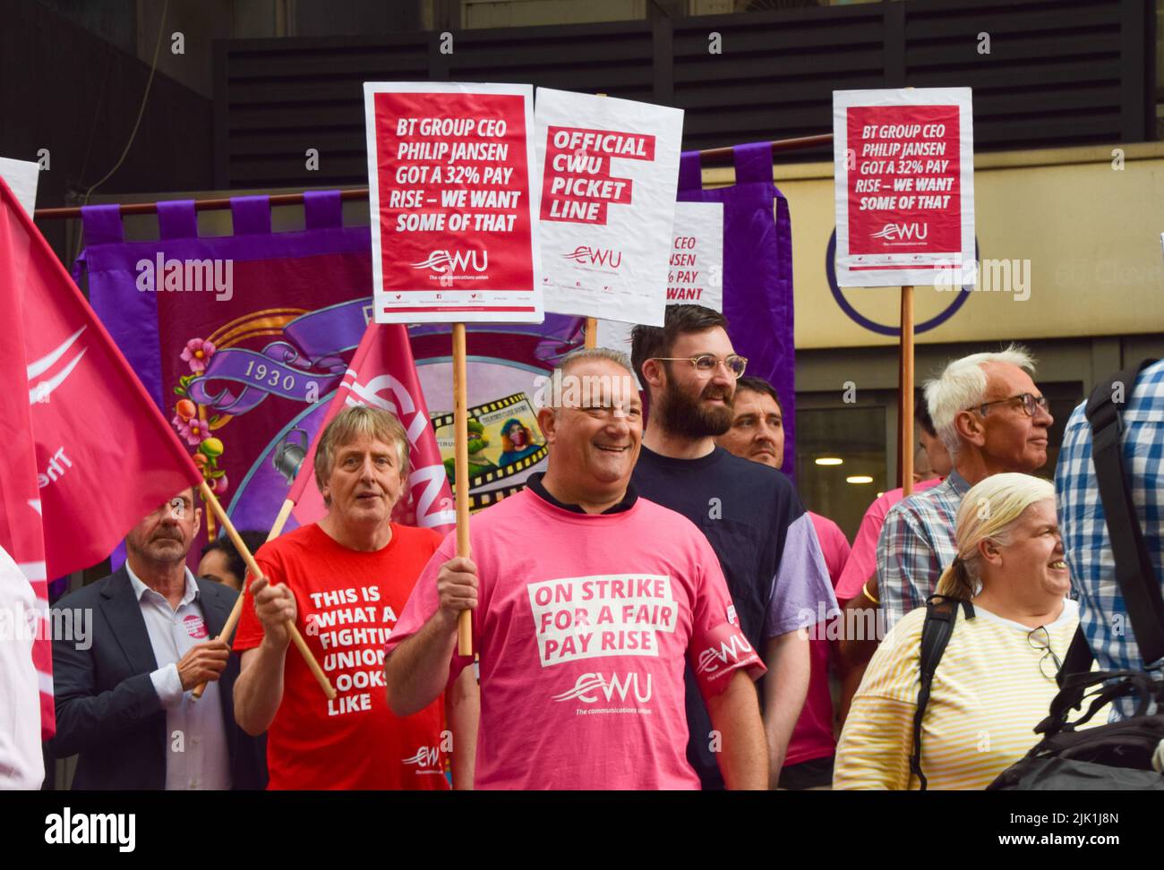 Les membres du syndicat des travailleurs de la communication (CWU) tiennent des plaques de piquetage pendant la grève à l'extérieur de la tour BT. Des milliers d'employés de BT et d'OpenReach ont organisé des présentations sur salaire. (Photo de Vuk Valcic / SOPA Images / Sipa USA) Banque D'Images