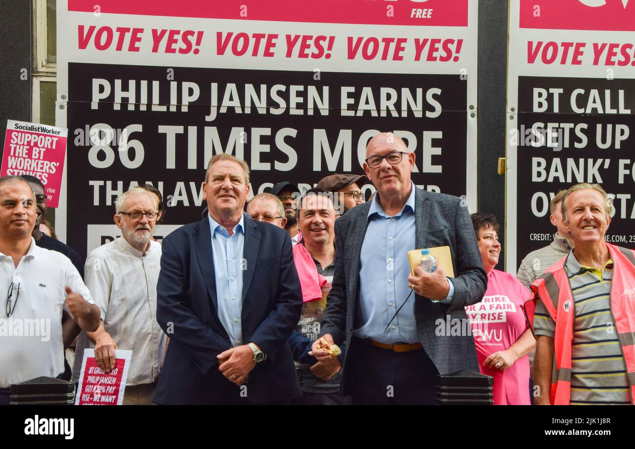 Le secrétaire général de l'UCF (Syndicat des travailleurs de la communication), Dave Ward (R), et le secrétaire général adjoint, Andy Kerr (L), vus pendant la grève à l'extérieur de la tour BT. Des milliers d'employés de BT et d'OpenReach ont organisé des présentations sur salaire. (Photo de Vuk Valcic / SOPA Images / Sipa USA) Banque D'Images