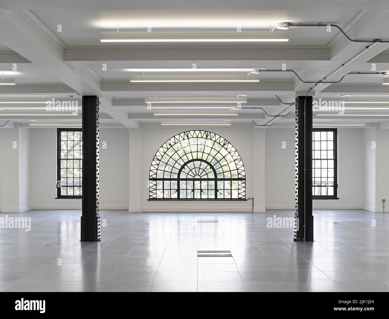 Espace de travail non meublé avec des éléments d'origine et une fenêtre voûtée. The Gilbert & One Lackington, Londres, Royaume-Uni. Architecte: Raide + Trevillion Banque D'Images