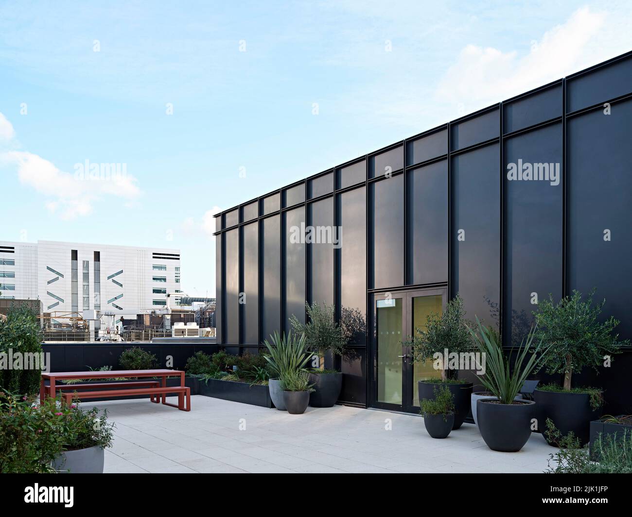 Terrasse moderne sur le toit. The Gilbert & One Lackington, Londres, Royaume-Uni. Architecte: Stiff + Trevillion Architects, 2021. Banque D'Images