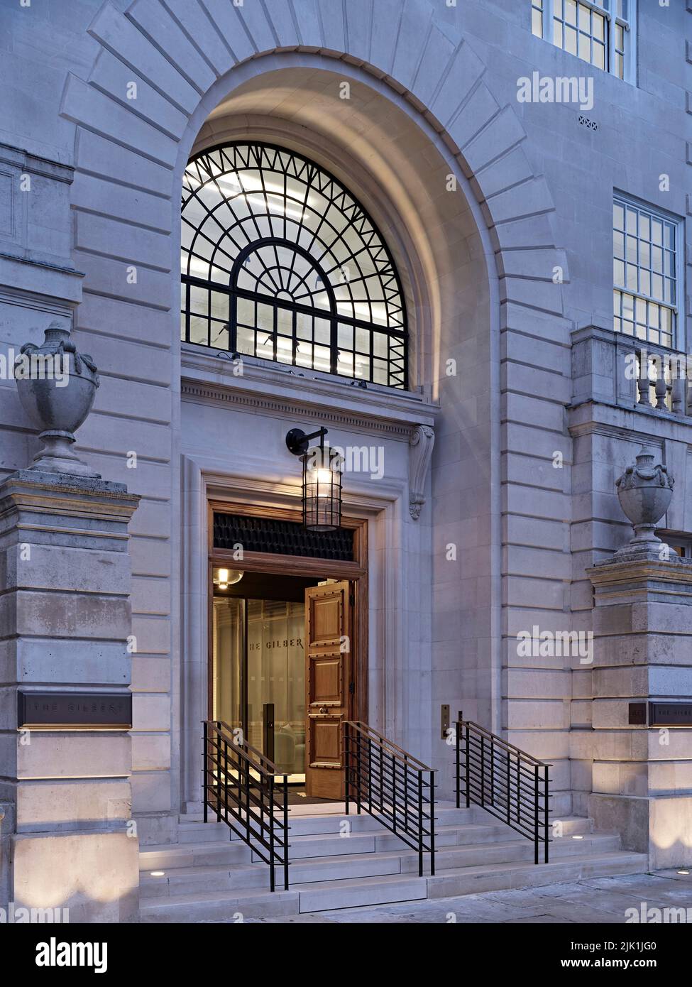 Entrée principale au crépuscule. The Gilbert & One Lackington, Londres, Royaume-Uni. Architecte: Stiff + Trevillion Architects, 2021. Banque D'Images
