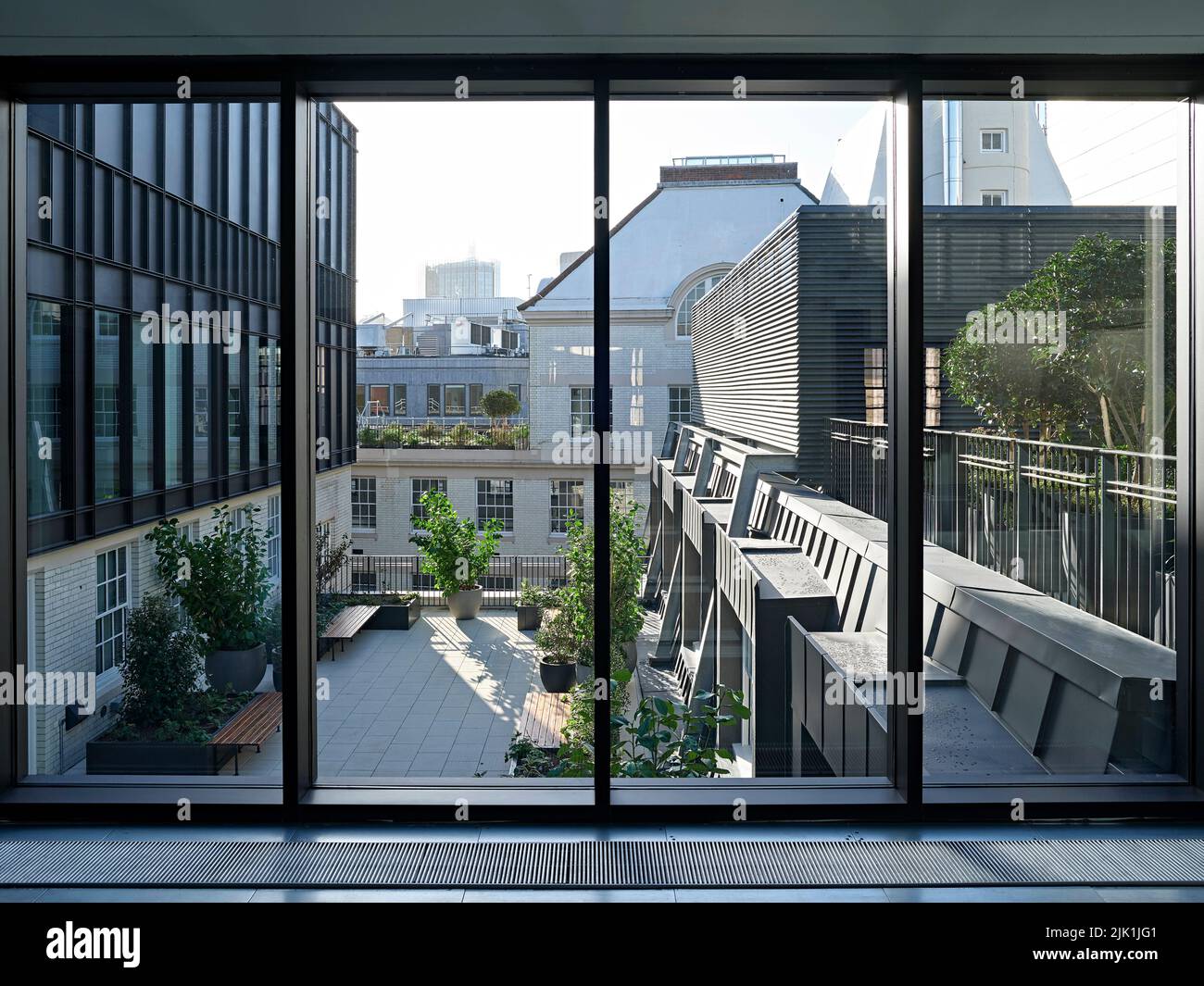 Vue sur la terrasse sur le toit. The Gilbert & One Lackington, Londres, Royaume-Uni. Architecte: Stiff + Trevillion Architects, 2021. Banque D'Images