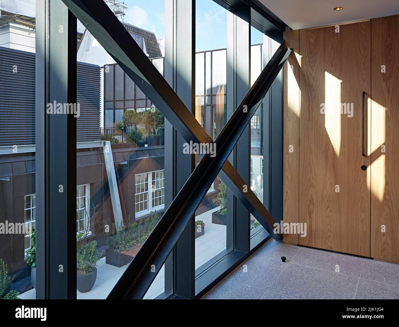 Fenêtre sur la terrasse du toit. The Gilbert & One Lackington, Londres, Royaume-Uni. Architecte: Stiff + Trevillion Architects, 2021. Banque D'Images
