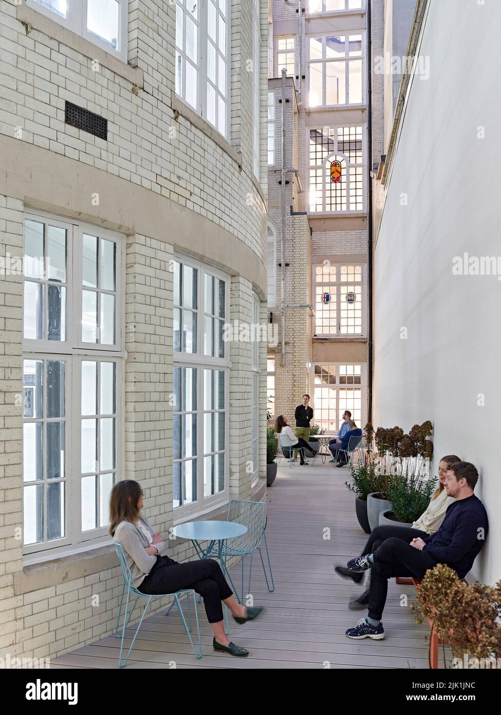 Cour intérieure en plein air avec façade d'origine. The Gilbert & One Lackington, Londres, Royaume-Uni. Architecte: Stiff + Trevillion Architects, 2021 Banque D'Images