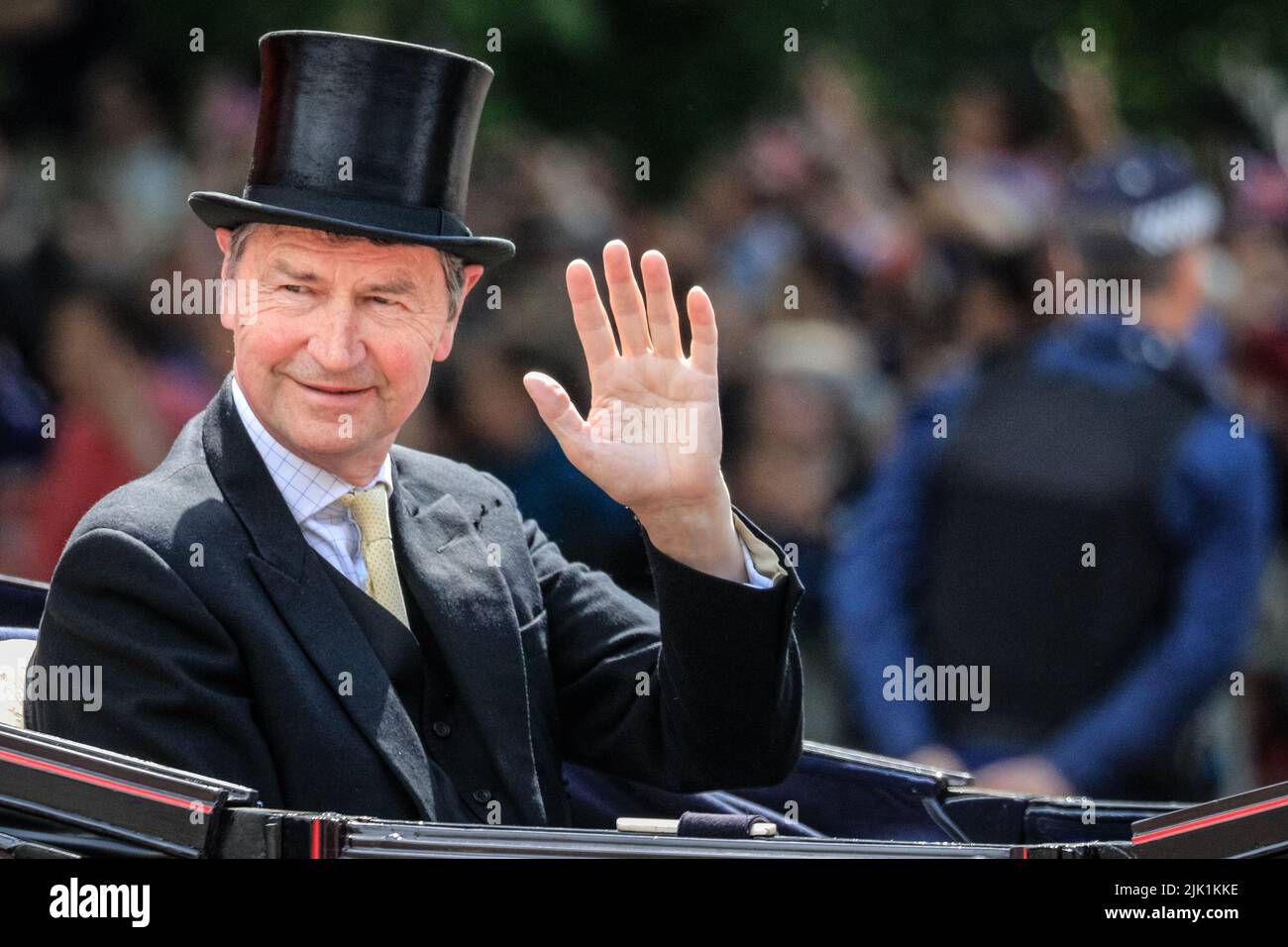 Sir Timothy Laurence, mari de la princesse Ann, les Princes royaux, se délasse de la calèche lors du défilé du Jubilé de couleur platine Banque D'Images