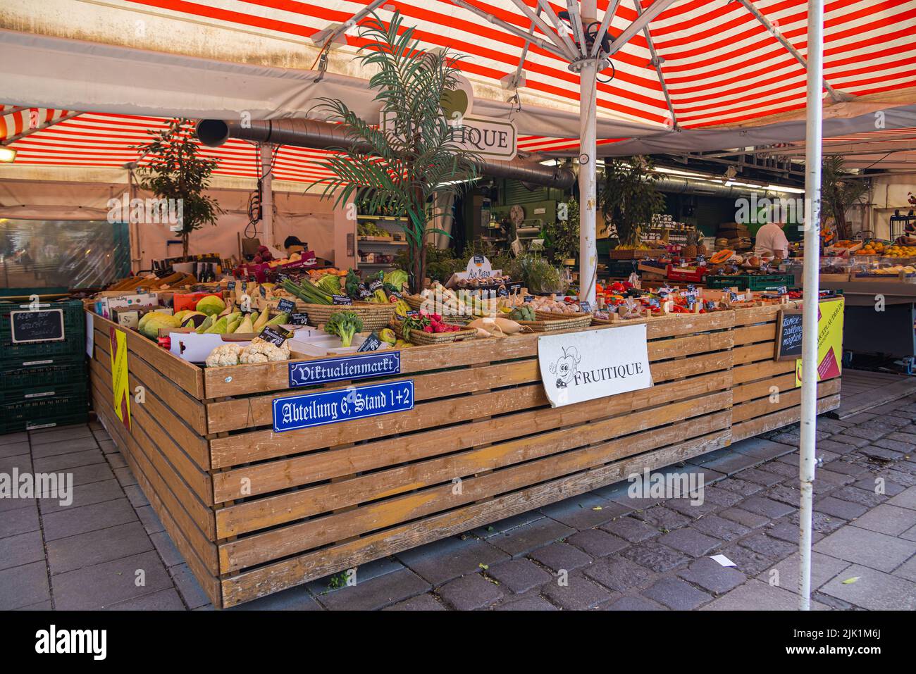 Munich, Allemagne - 6 juillet 2022 : stand de légumes au Viktualienmarkt. La désignation de la cale sous forme de panneaux de rue sur le comptoir. Marché frais dans Banque D'Images