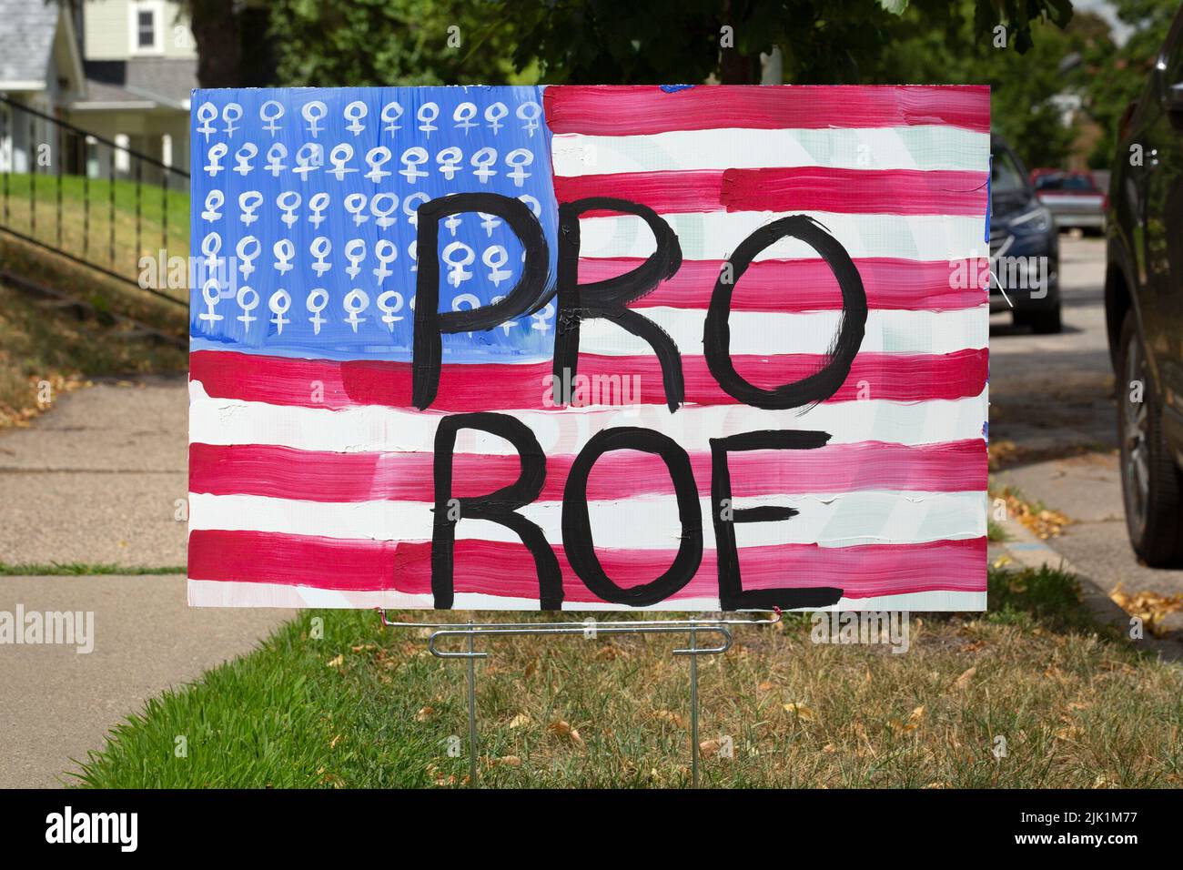Un symbole de drapeau américain protestant contre la décision de la Cour suprême des États-Unis qui renversa la décision Roe c. Wade concernant le droit à un avortement. Banque D'Images