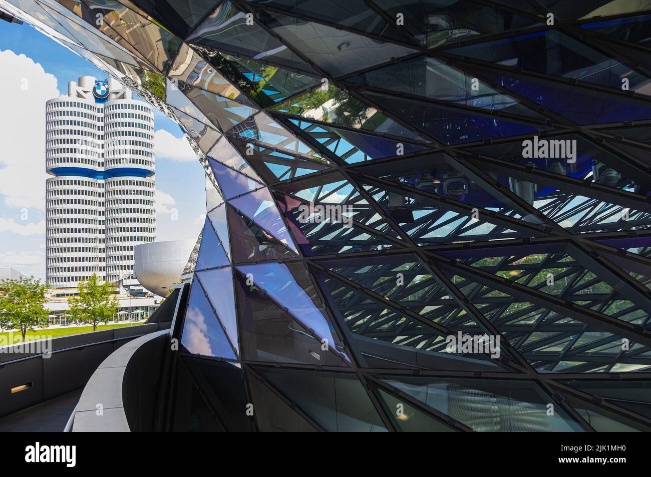 Munich, Allemagne - 6 juillet 2022: Voir la façade de verre de BMW monde au siège de BMW AG et le musée BMW. Situé à côté de la voiture de facto Banque D'Images