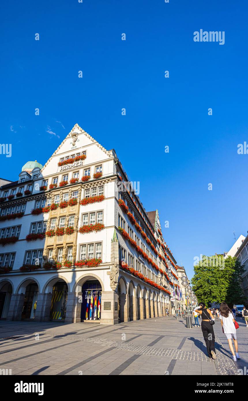 Munich, Allemagne - 6 juillet 2022: Kaufingerstraße près de Marienplatz Kaufingerstrasse est l'une des rues les plus anciennes de Munich et, avec le Neuha Banque D'Images