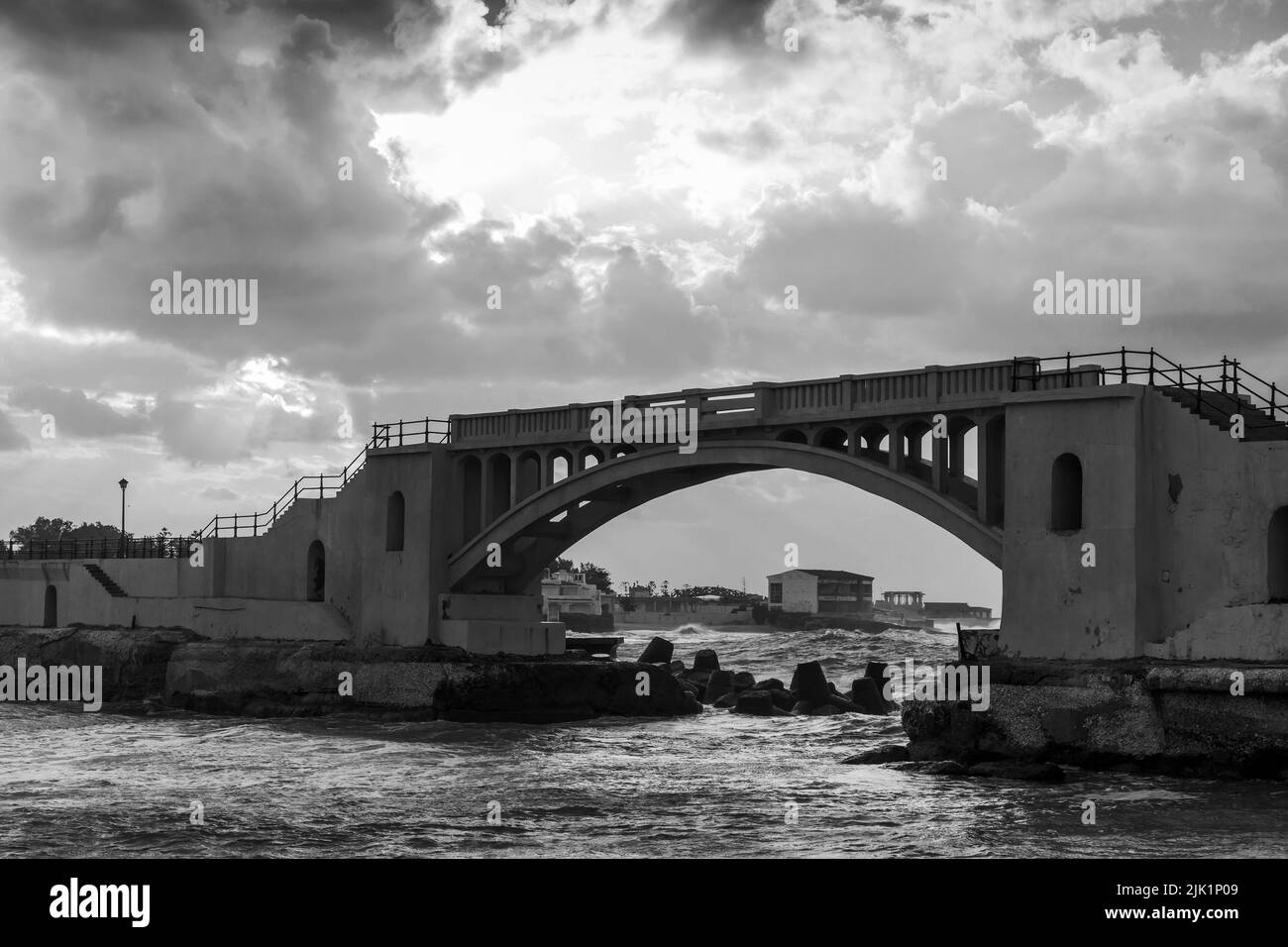 Pont de Montazah sous ciel nuageux, Alexandrie, Égypte. Photo en noir et blanc Banque D'Images