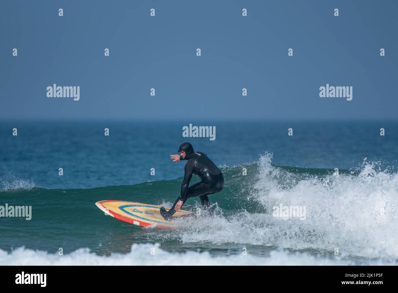 Une action de surf spectaculaire en surfant sur une vague à Fistral à Newquay, en Cornouailles, au Royaume-Uni. Banque D'Images