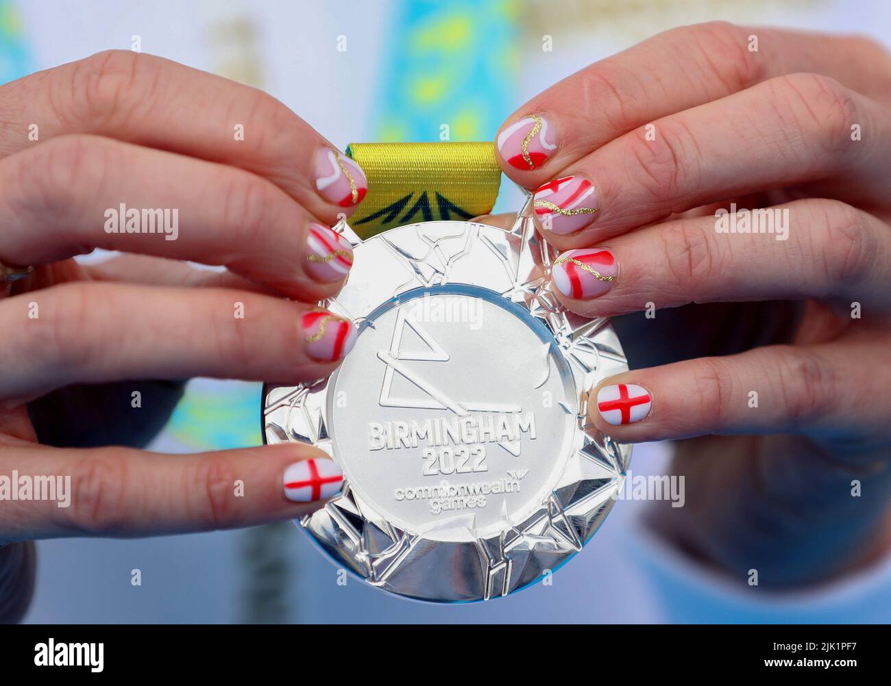 Sutton Coldifeld, Royaume-Uni. 29th juillet 2022. Georgia Taylor-Brown, d’Angleterre, montre ses ongles peints lorsqu’elle célèbre après avoir remporté la médaille d’argent au triathlon féminin lors du premier jour des Jeux du Commonwealth, à Birmingham. Crédit : Paul Terry photo/Alamy Live News Banque D'Images