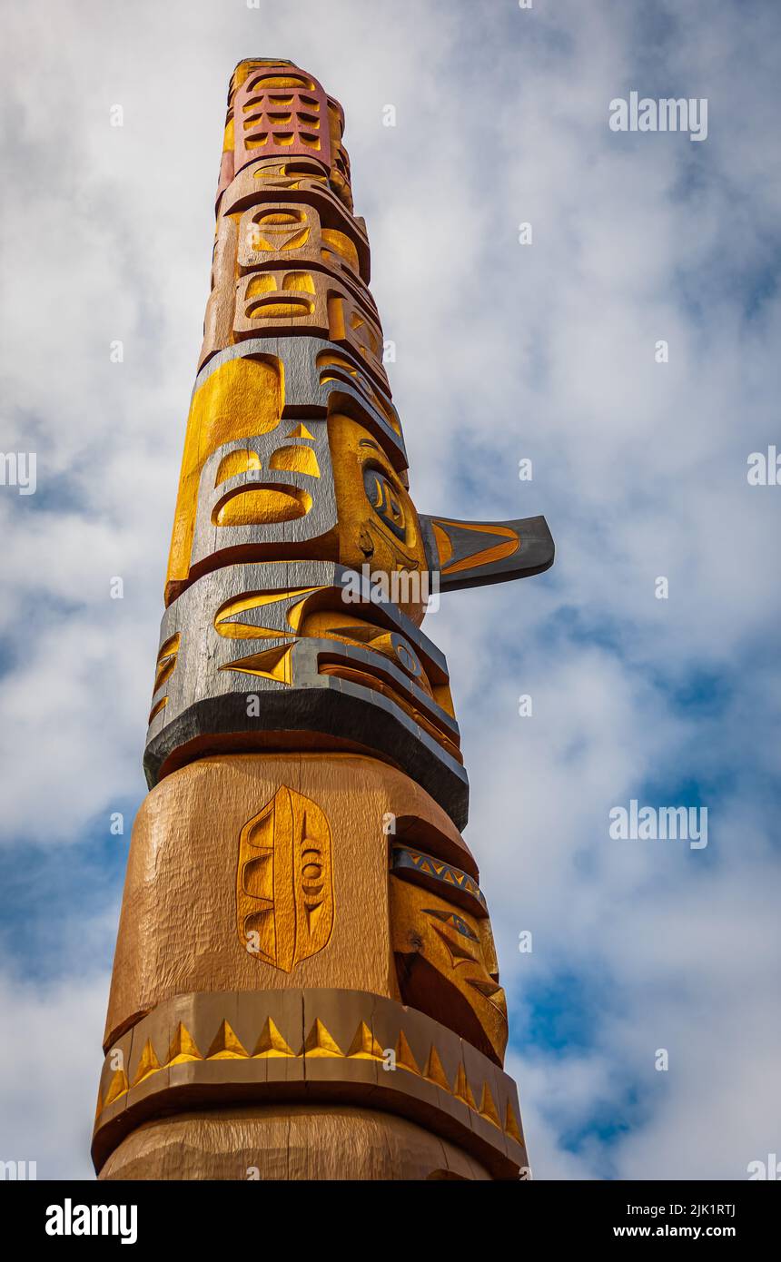 Poteau en bois totem isolé sur fond bleu ciel. Mâts totémiques indiens dans le parc de Nanaimo, Canada. Voyager photo, copier espace pour le texte, personne Banque D'Images